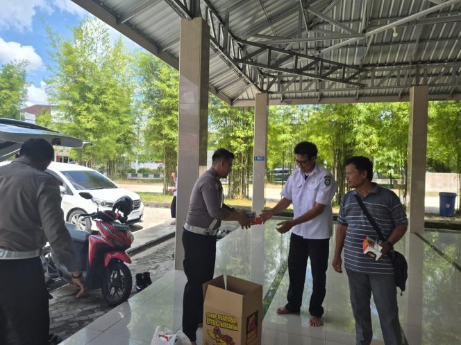 
					Menyapa Masyarakat ,Satlantas Polres Kotim Hadir  Berbagi Untuk Jama’ah Sholat Dzuhur