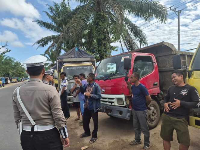 
					PJJ (Patroli jarak jauh) Satlantas polres Kotim himbau sopir Untuk Pasang Segitiga Pengaman, saat alami bocor  ban di jalan Raya.