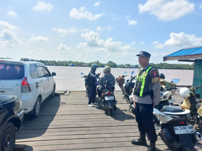 
					Pastikan Keselamatan Pengguna Jasa Penyeberangan, Polsek Kapuas Barat Patroli ke Pelabuhan Fery Saka Mangkahai