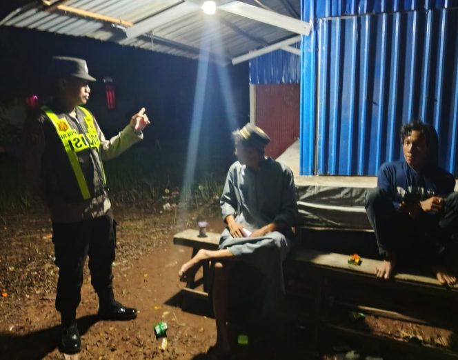 
					ANGGOTA POLSEK PULAU PETAK LAKSANAKAN PATROLI MALAM, GUNA MEWUJUDKAN KAMTIBMAS KONDUSIF DI WILAYAH KECAMATAN PULAU PETAK