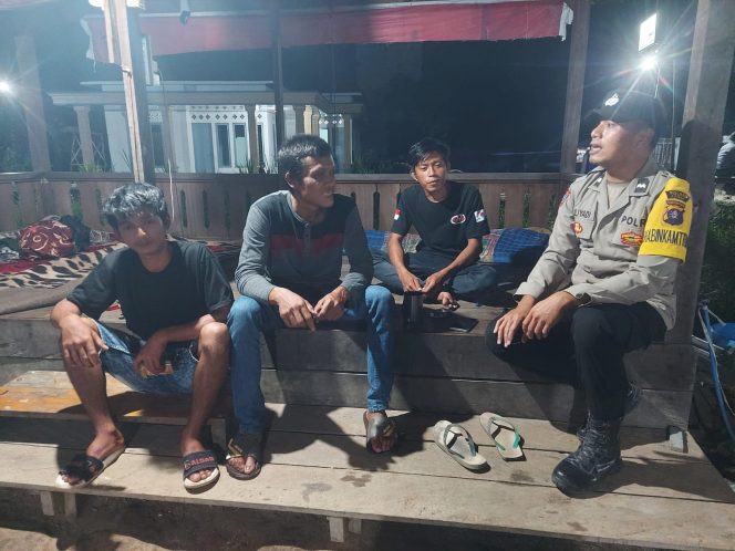
					Bhabinkamtibmas Polsek Pandih Batu Sambangi Satkamling di Desa Talio Muara