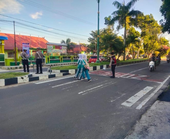 
					Jamin Kamseltibcarlantas, Sat Samapta Polres Sukamara Siaga di Titik Padat Kendaraan