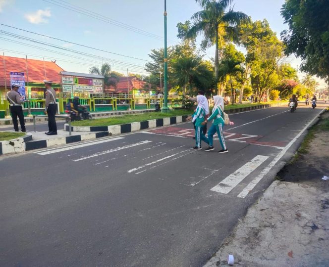 
					Tetap Bersiaga di Bawah Mentari Pagi, Sat Samapta Sukamara Jaga Ketertiban Arus Lalin