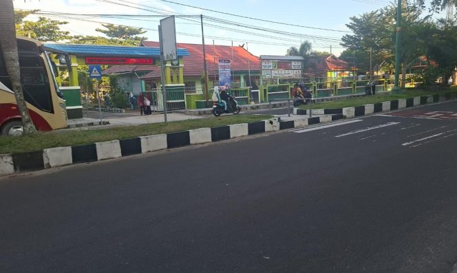 
					Bantu Pelajar Menyeberang, Aksi Humanis Sat Samapta Sukamara Warnai Pagi Hari
