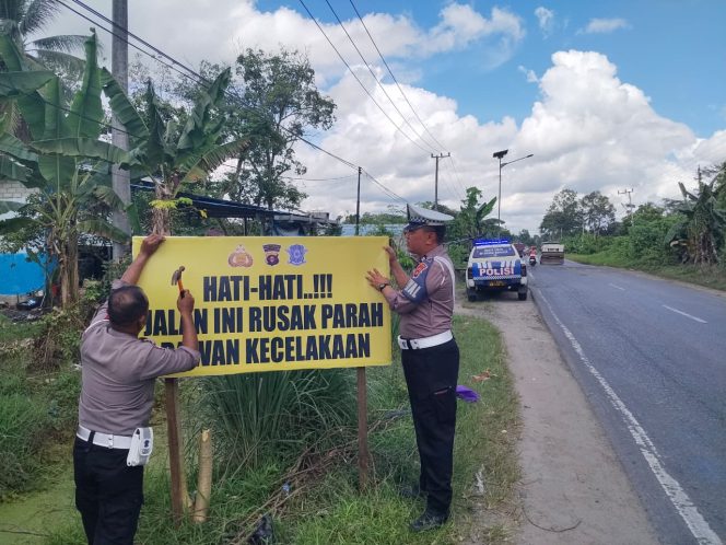 
					Satlantas Polres Pulang Pisau Pasang Spanduk Peringatan di Jalan Rusak