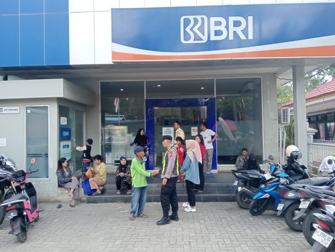 
					Jamin Keamanan Objek Vital, Polsek Kapuas Barat Intensifkan Patroli di Kantor Bank BRI KCP Mandomai