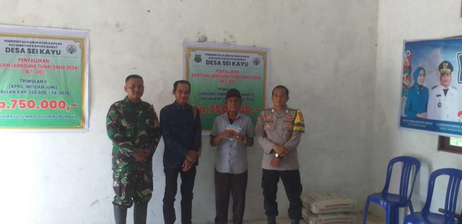 
					Pastikan Tepat Sasaran, Bhabinkamtibmas Polsek Kapuas Barat Kawal Penyaluran BLT-DD di Desa Sei Kayu