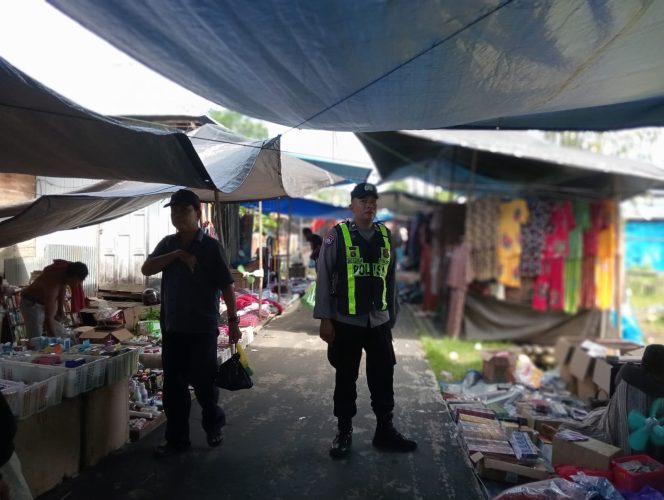 
					Jamin Keamanan Transaksi Masyarakat, Polsek Kapuas Barat Amankan Pasar Mingguan Mandomai