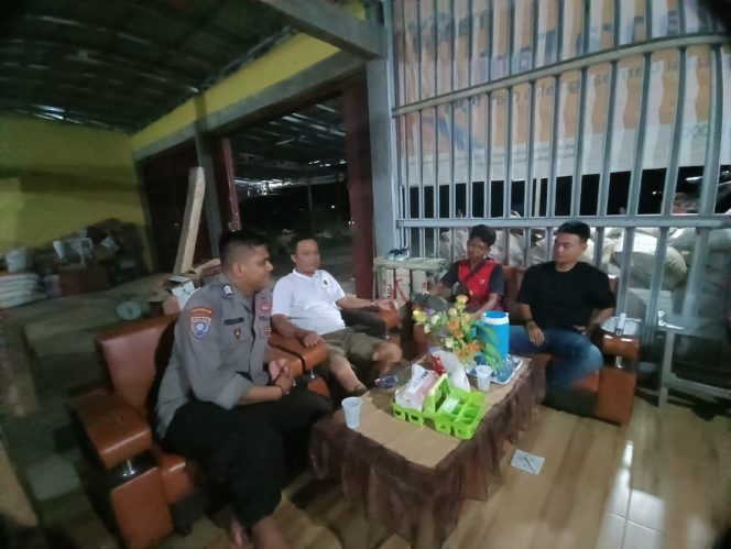 
					Bhabinkamtibmas Food Estate Sambangi Warga Gadabung Guna Perkuat Keamanan Malam Hari