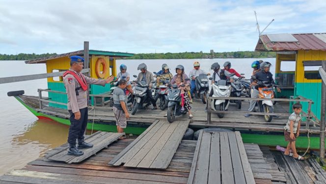 
					Satpolairud Polres Pulpis Bantu Warga Seberangkan Motor di Dermaga Ferry