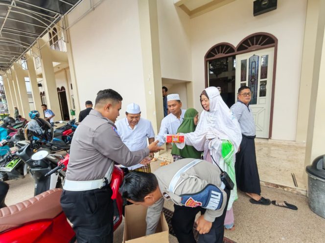 
					Menyapa Masyarakat ,Satlantas Polres Kotim Hadir  Berbagi Untuk Jama’ah Sholat Dzuhur
