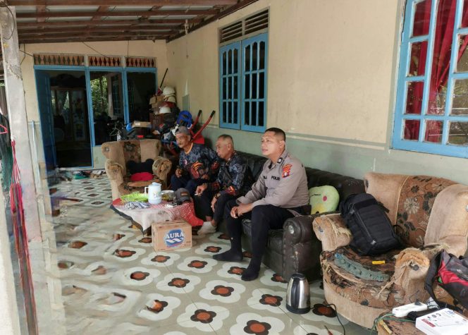 
					Sambangi Warga Mandomai, Polsek Kapuas Barat Pererat Silaturahmi Lewat Patroli Dialogis