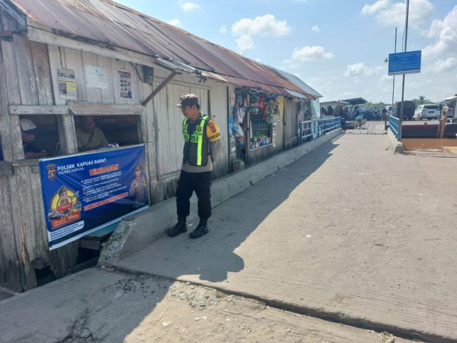 
					Pantau Arus Penyeberangan, Polsek Kapuas Barat Patroli di Pelabuhan Feri Desa Saka Mangkahai
