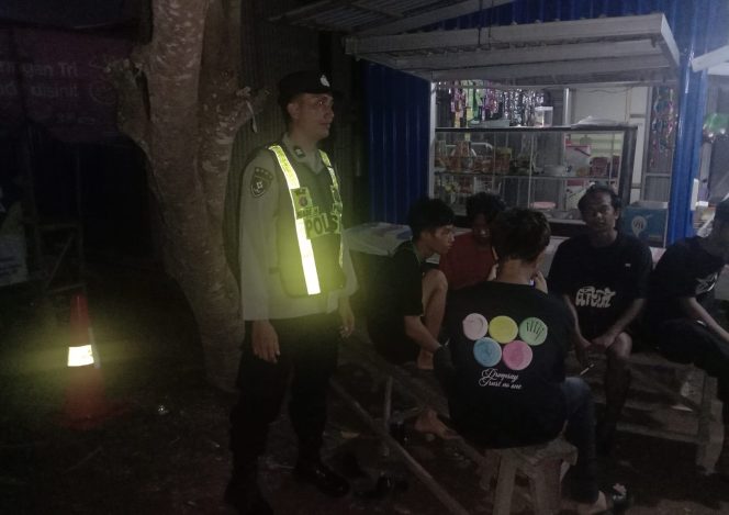 
					ANGGOTA POLSEK PULAU PETAK LAKSANAKAN PATROLI MALAM, GUNA MEWUJUDKAN KAMTIBMAS KONDUSIF DI WILAYAH KECAMATAN PULAU PETAK