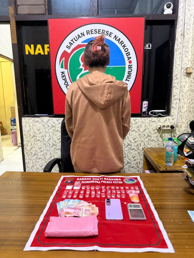 
					Nekat Edarkan Sabu Seorang Perempuan Di Bukit Raya Ditangkap SatResNarkoba Polres Kotim Dengan Barbuk 15,35 Gram.