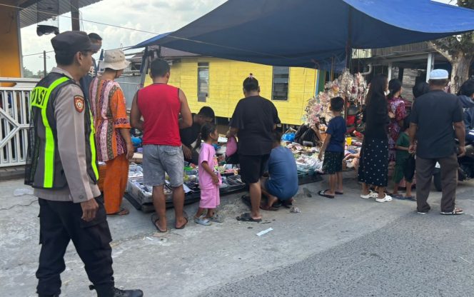 
					Patroli Pasar Mingguan, Polsek Kapuas Barat Hadir Jaga Keamanan dan Kenyamanan Warga