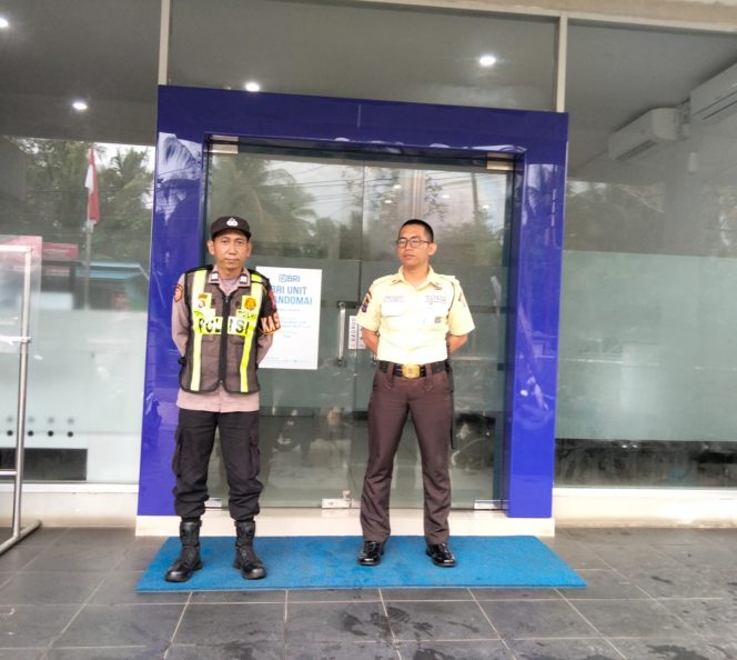 
					Siang Hari Tetap Waspada, Polisi Amankan Objek Vital di Mandomai