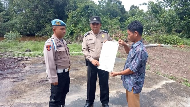 
					Personel Polsek Basarang Himbau Maklumat Polda Kalteng Dengan Warga Di Wilayah Hukumnya