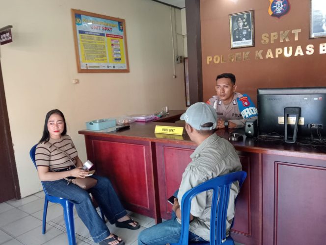 
					Berikan Pelayanan Prima, SPKT Polsek Kapuas Barat Sambut Hangat Warga Desa Anjir Kalampan