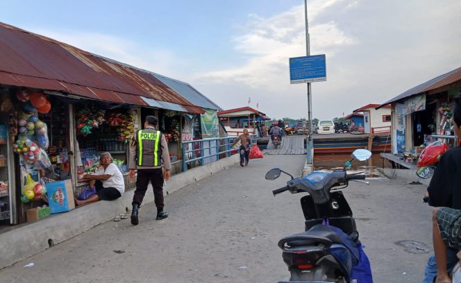 
					Pastikan Keselamatan Transportasi Air, Polsek Kapuas Barat Pantau Dermaga Feri Desa Sei Pitung
