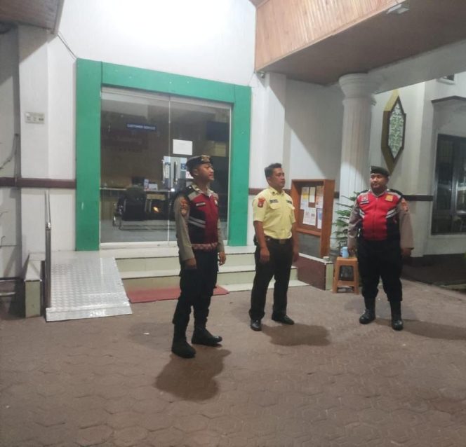 
					Antisipasi Tindak Pidana, Sat Samapta Sukamara Kontrol Keamanan Malam di Bank Kalteng