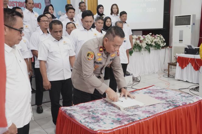 
					WAKAPOLRES SERUYAN HADIRI PELANTIKAN DEWAN PENGURUS KADIN KABUPATEN SERUYAN