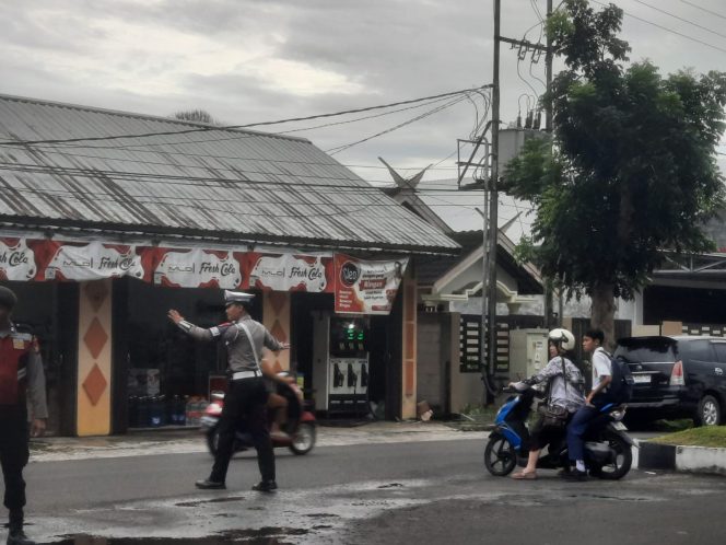 
					Keamanan Penyeberangan Pejalan Kaki Jadi Prioritas Sat Lantas Sukamara di Pagi Hari