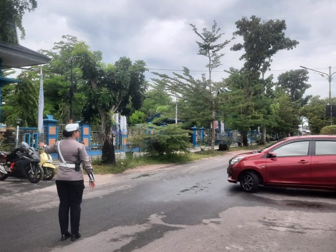 
					Titik U-Turn Terpantau Lancar, Personil Sat Lantas Sukamara Siaga Lakukan Pengaturan Arus