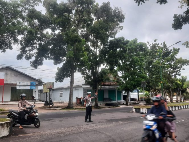 
					Sat Lantas Sukamara Edukasi Pengendara di KTL, Sisipkan Himbauan Kamseltibcarlantas