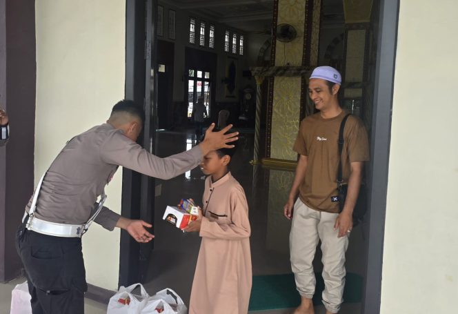 
					Menyapa Masyarakat ,Satlantas Polres Kotim Hadir  Berbagi Untuk Jama’ah Sholat Dzuhur