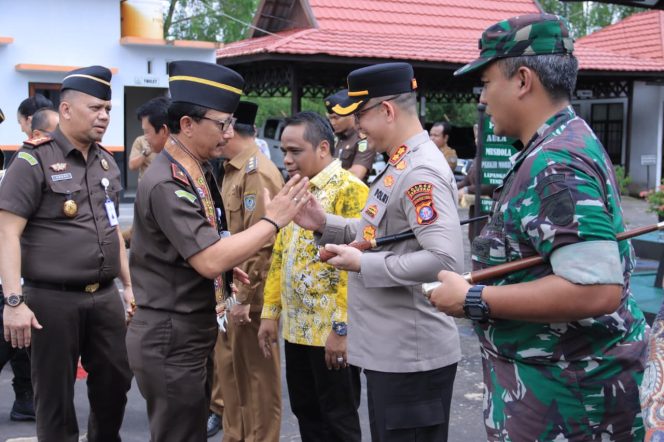 
					KAPOLRES SERUYAN SAMBUT KUNJUNGAN KERJA KAJATI KALIMANTAN TENGAH DI KANTOR KEJAKSAAN NEGERI SERUYAN