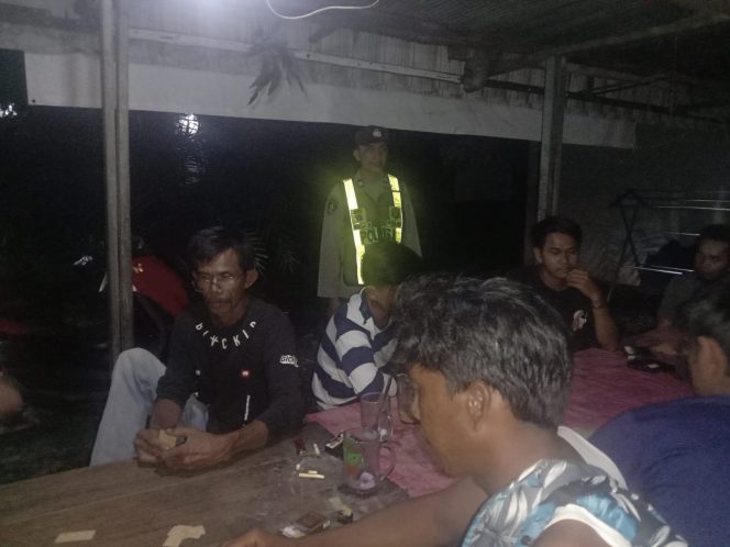 
					ANGGOTA POLSEK PULAU PETAK LAKSANAKAN PATROLI MALAM, GUNA MEWUJUDKAN KAMTIBMAS KONDUSIF DI WILAYAH KECAMATAN PULAU PETAK