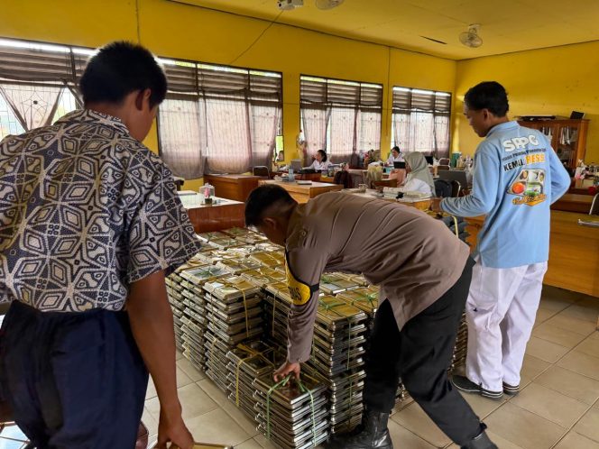 
					Bhabinkamtibmas Desa Hampalit Kawal MBG