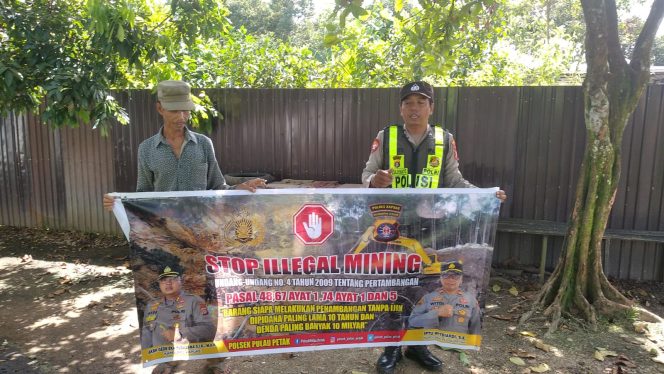 
					PERSONEL POLSEK PULAU PETAK LAKSANAKAN SOSIALISASI ILEGAL MINING KE MASYARAKAT GUNA PENCEGAHAN TAMBANG LIAR DI WILAYAH KECAMATAN PULAU PETAK