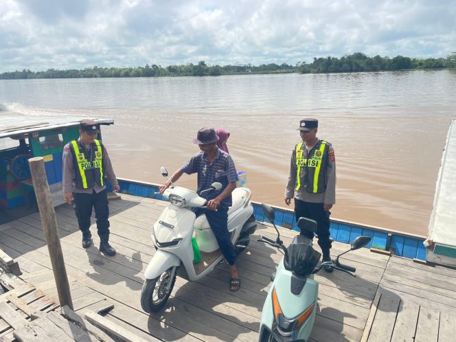 
					PASTIKAN KAMTIBMAS KONDUSIF, PERSONEL POLSEK PULAU PETAK LAKSANAKAN PATROLI DIALOGIS DERMAGA PELABUHAN PENYEBERANGAN DESA SEI TATAS HILIR