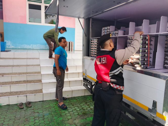 
					Polres Barito Utara Pastikan Kelancaran Program Makanan Bergizi Gratis di Muara Teweh melalui Pengawalan Ketat