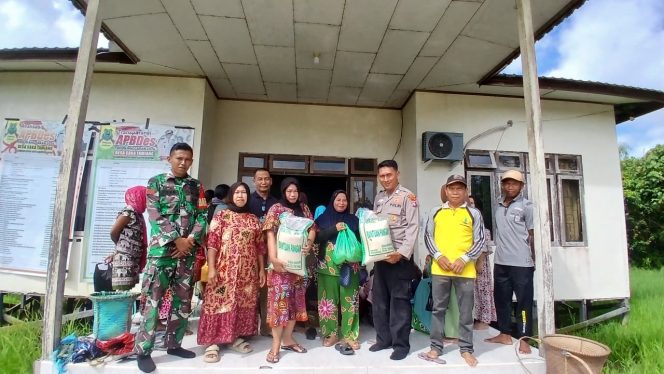 
					Ratusan Warga Saka Tamiang Terima Bantuan Pangan, Polisi Turut Awasi Penyaluran