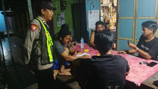 
					ANGGOTA POLSEK PULAU PETAK LAKSANAKAN PATROLI MALAM, GUNA MEWUJUDKAN KAMTIBMAS KONDUSIF DI WILAYAH KECAMATAN PULAU PETAK