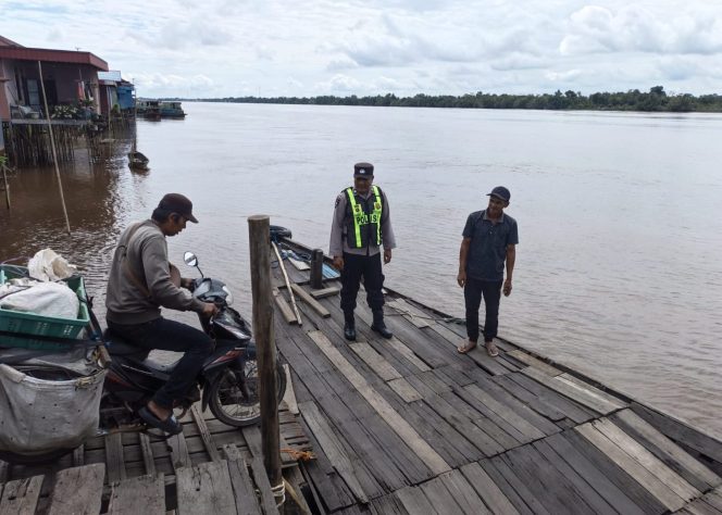 
					PASTIKAN KAMTIBMAS KONDUSIF, PERSONEL POLSEK PULAU PETAK LAKSANAKAN PATROLI DIALOGIS DERMAGA PELABUHAN PENYEBERANGAN DESA SEI TATAS HILIR