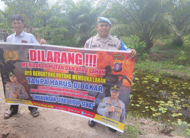 
					DALAM UPAYA PENCEGAHAN KEBARAN HUTAN DAN LAHAN, PERSONEL POLSEK PULAU PETAK SOSIALISASIKAN SANKSI PIDANA PELAKU KARHUTLA KE MASYARAKAT KECAMATAN PULAU PETAK