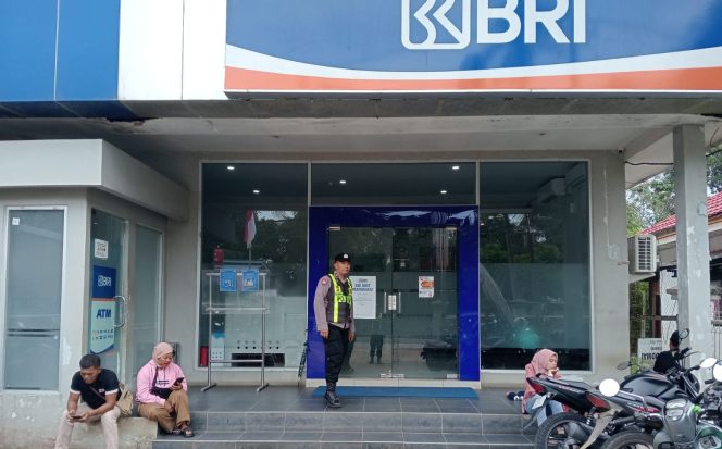 
					Cegah Gangguan Kamtibmas, Personel Polsek Kapuas Barat Patroli Objek Vital di Bank BRI KCP Mandomai