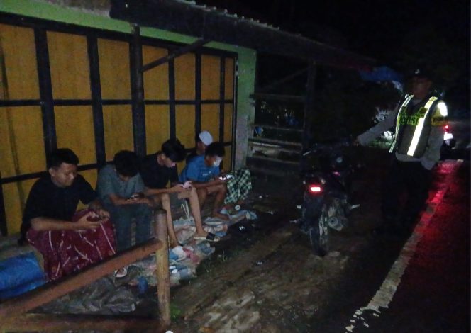 
					ANGGOTA POLSEK PULAU PETAK LAKSANAKAN PATROLI MALAM, GUNA MEWUJUDKAN KAMTIBMAS KONDUSIF DI WILAYAH KECAMATAN PULAU PETAK