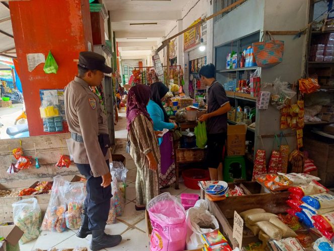 
					POLSEK SERUYAN HILIR PATROLI RUTIN DI PASAR SAIK, JAGA KEAMANAN DAN KETERTIBAN