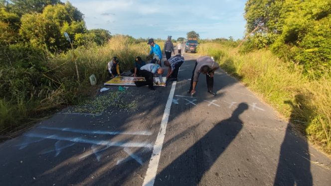 
					SATLANTAS POLRES SERUYAN BERSAMA FKKL PASANG SPANDUK HIMBAUAN DI LOKASI JALAN AMBLAS DESA SUNGAI BAKAU