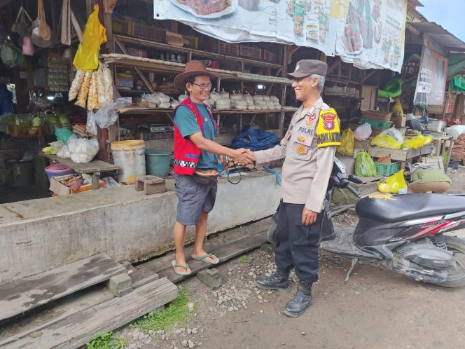 
					POLSEK HANAU PATROLI DIALOGIS, PANTAU PASAR SAIK DAN TUKANG PARKIR
