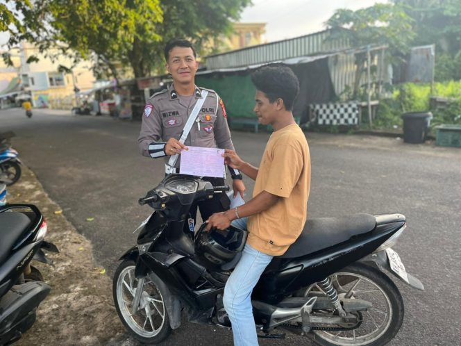 
					SATLANTAS POLRES SERUYAN GELAR TEGURAN SIMPATIK DAN HIMBAUAN KAMSELTIBCARLANTAS KEPADA PENGENDARA DI KUALA PEMBUANG