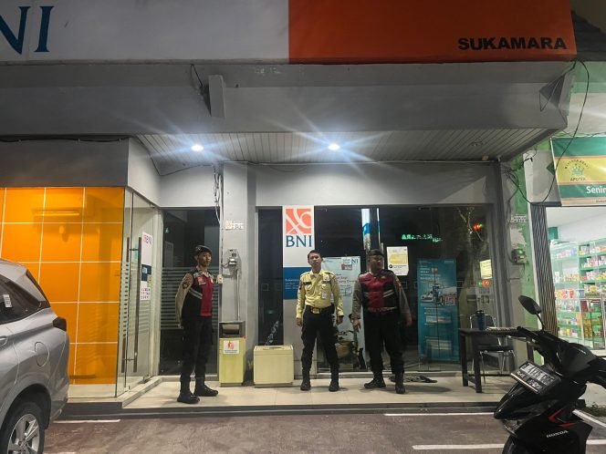 
					Sat Samapta Polres Sukamara Jaga Keamanan Mesin ATM dan Area Bank BNI Sukamara