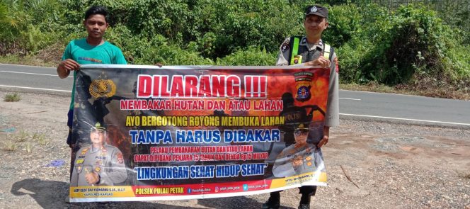 
					DALAM UPAYA PENCEGAHAN KEBARAN HUTAN DAN LAHAN, PERSONEL POLSEK PULAU PETAK SOSIALISASIKAN SANKSI PIDANA PELAKU KARHUTLA KE MASYARAKAT KECAMATAN PULAU PETAK