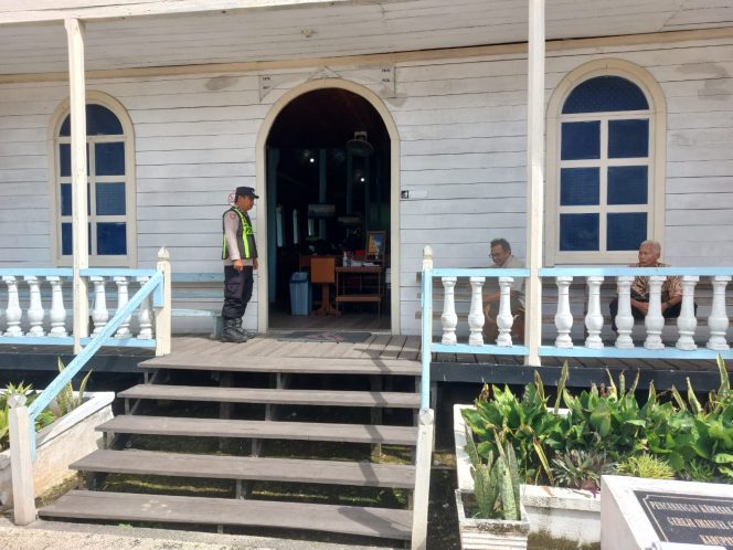 
					Berikan Rasa Aman Umat Kristiani, Polsek Kapuas Barat Amankan Ibadah Minggu di Gereja Imanuel Desa Saka Mangkahai