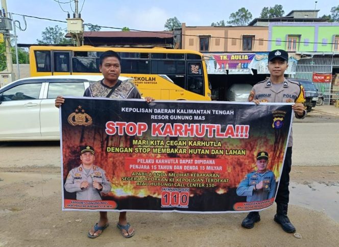 
					Sambangi Fasilitas Publik, Personel Polsek Manuhing Ingatkan Warga Tak Bakar Lahan
